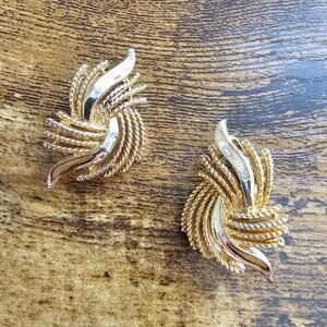 Vintage Stamped BARCS trifari Earrings gold tone clip abstract leaf